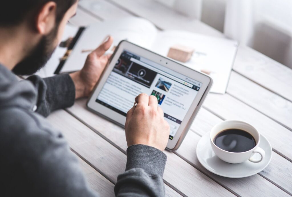 Man reading news online